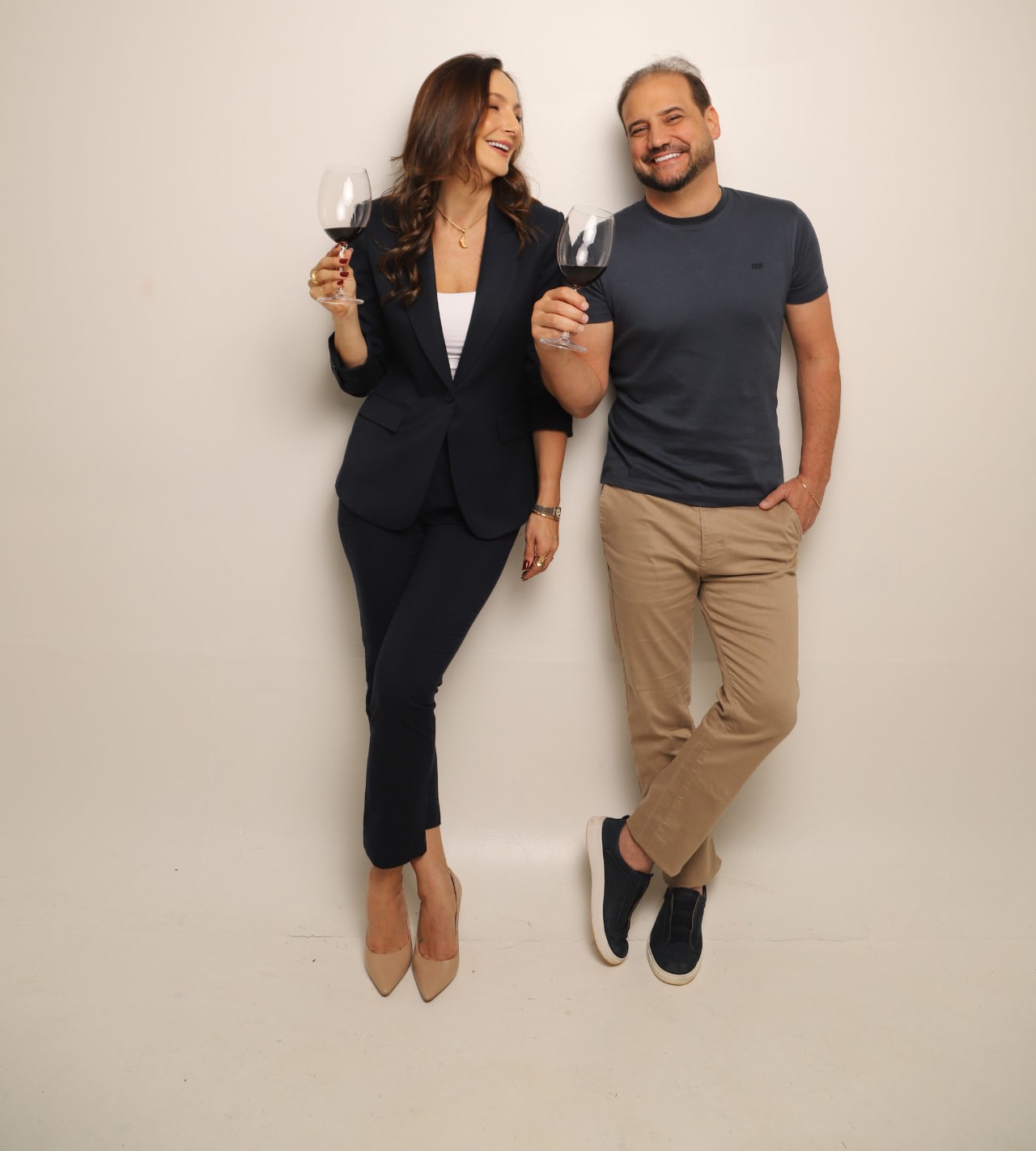 Karina e Rodrigo Salvadori com taças de vinho